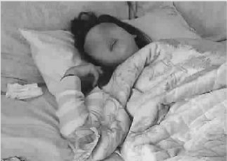 家樂福停車場“奔馳女”遭劫 被歹徒拖至后座強灌安眠藥