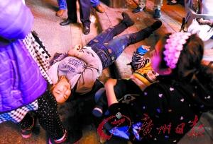 4名女子抱娃娃組團偷手機 被抓后倒地“發病”