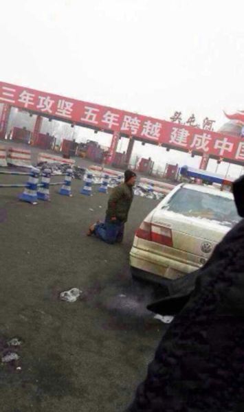 新疆一司機因被罰向交警下跪 警方稱其反應過激（圖）