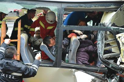 四川內(nèi)遂高速客貨車追尾19人受傷 乘客互救逃車