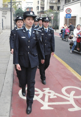 90后微笑女城管現福州街頭 不喜歡被叫花瓶