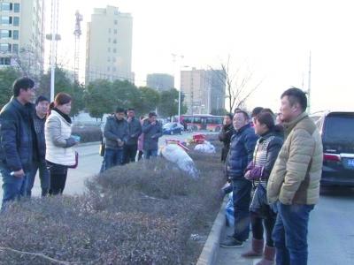 回家過年大客車出車禍 30多名乘客被丟路邊5小時(shí)