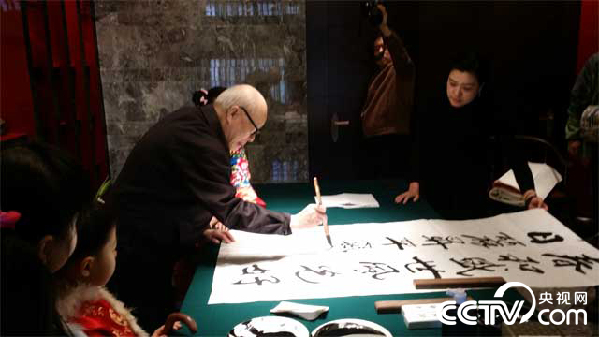 央視“看春晚 上悅動(dòng) 搶名家春聯(lián)”活動(dòng)啟動(dòng)