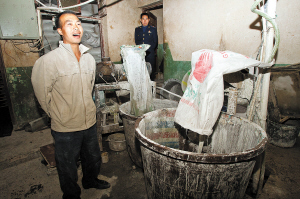 昆明一無證粉條作坊憑手感加色素 已被工商部門查處