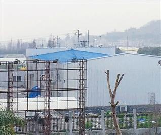 溫州一中學(xué)周邊遍布企業(yè) 師生難忍臭氣戴口罩上課