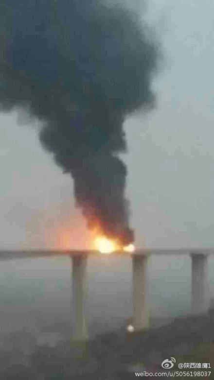 陜西一油罐車在高速上發生燃爆 傷亡不明(圖)