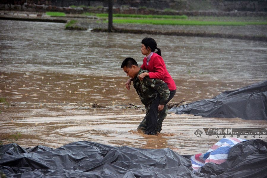 岑溪市受強降雨侵襲引發洪水 群眾被困屋內(1/6)