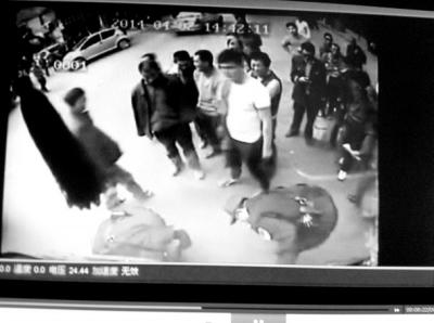 男子強攔公交欲上車被拒 鉆車底躺40分鐘(圖)