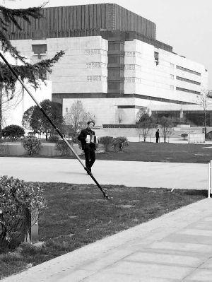 男子打著點滴參觀博物館 被稱“掛水哥”(圖)