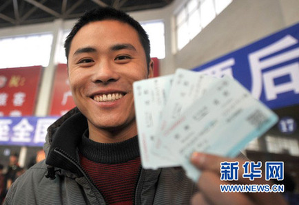 鐵道部稱火車票暫不會調價 黃牛黨難解買票難