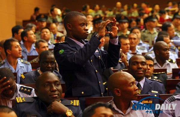 國防部舉行迎國慶中外聯(lián)誼專場文藝演出（圖）