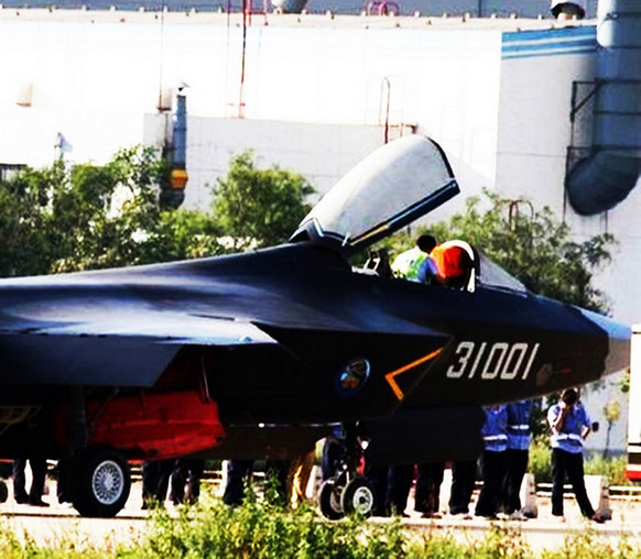 殲-31隱身戰機成功首飛 殲-11B空中伴飛
