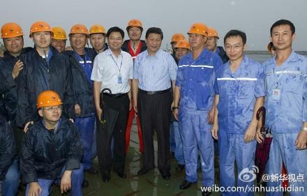 習近平考察大連船舶重工集團 冒雨和工人合影