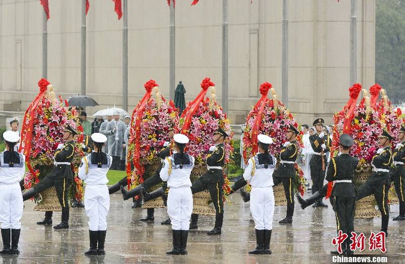 黨和國家領(lǐng)導(dǎo)人向人民英雄紀(jì)念碑敬獻(xiàn)花籃