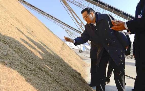 李克強(qiáng)查看糧倉：贊許這是金倉、墊底倉