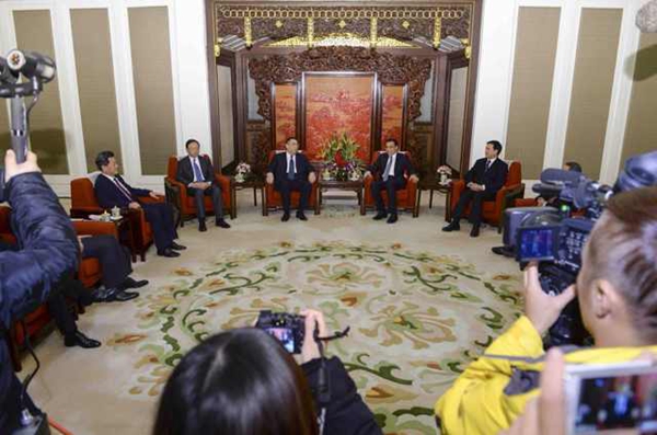 李克強(qiáng)會見澳門特區(qū)行政長官崔世安