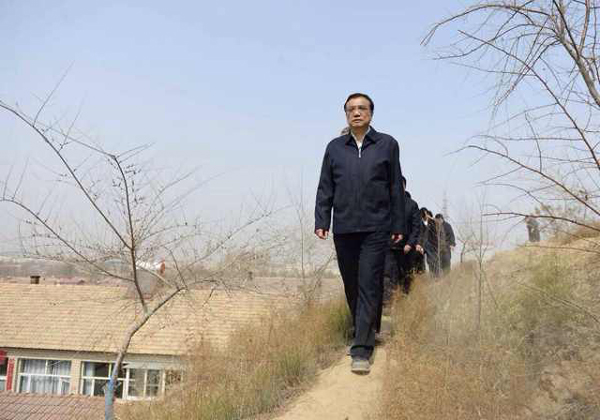 李克強考察赤峰棚戶區：一定讓你們住上新房