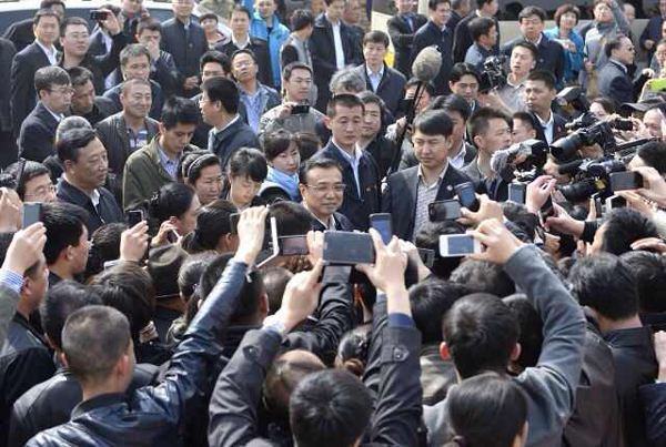 李克強(qiáng)考察赤峰棚戶區(qū)：一定讓你們住上新房