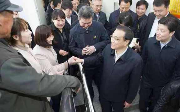 李克強考察基層政務服務中心：權力清單要讓百姓評議