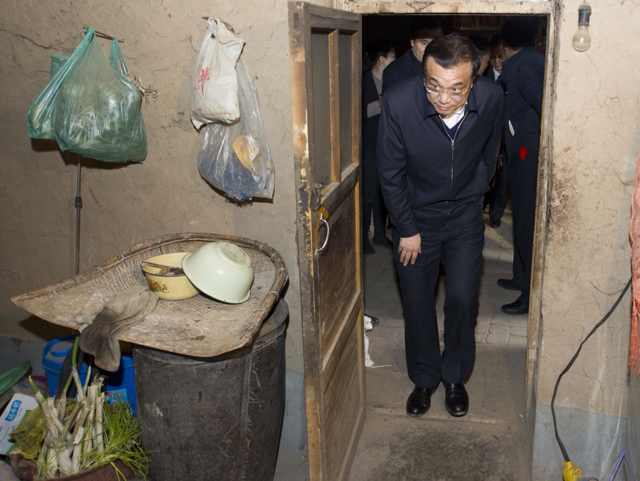 總理察看村民低保卡 詢問政策落實