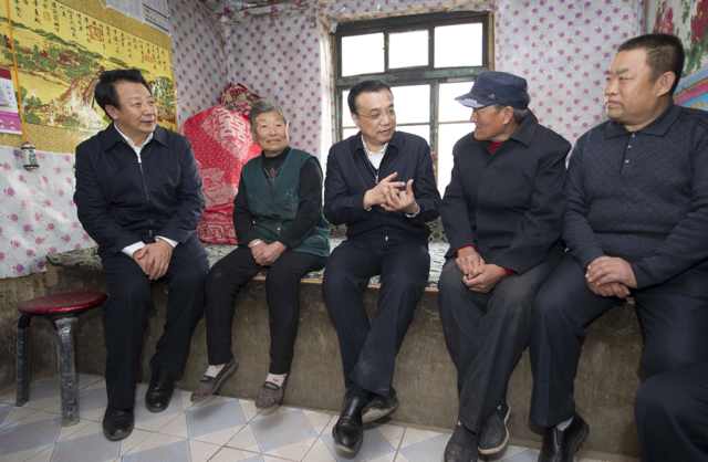 總理察看村民低保卡 詢問政策落實