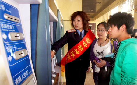 太原站團員青年開展“雷鋒在我心”系列服務活動