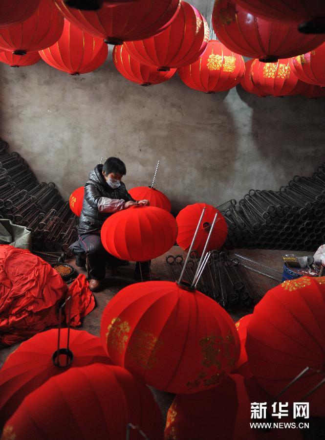 山西運城“燈籠村”燈籠制作銷售忙