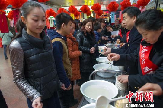 元宵節 山西太原火車站猜燈謎送元宵