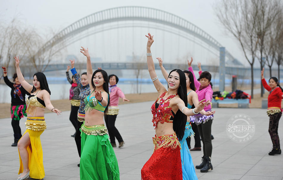 山西太原30名女性“赤膊”跳肚皮舞迎三八節