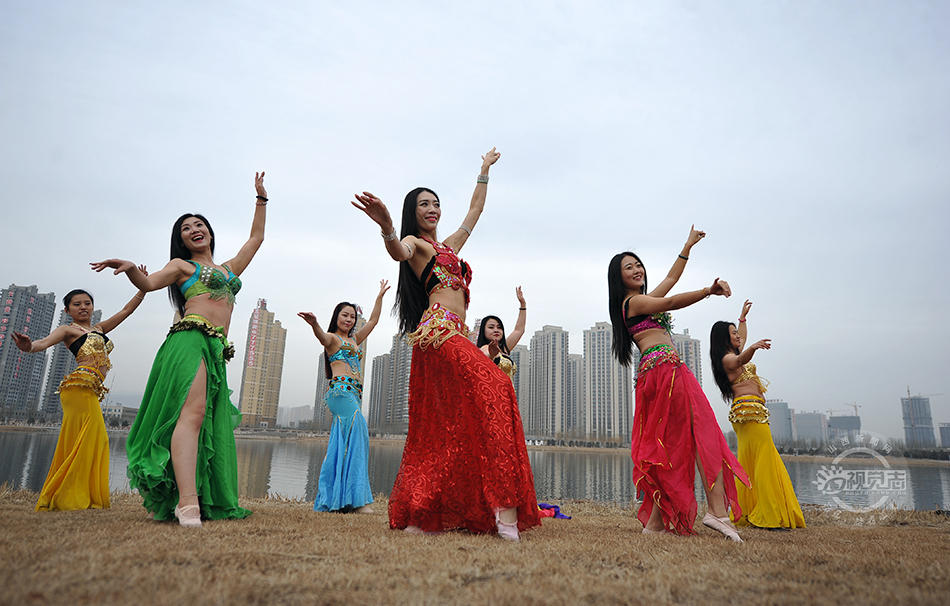 山西太原30名女性“赤膊”跳肚皮舞迎三八節