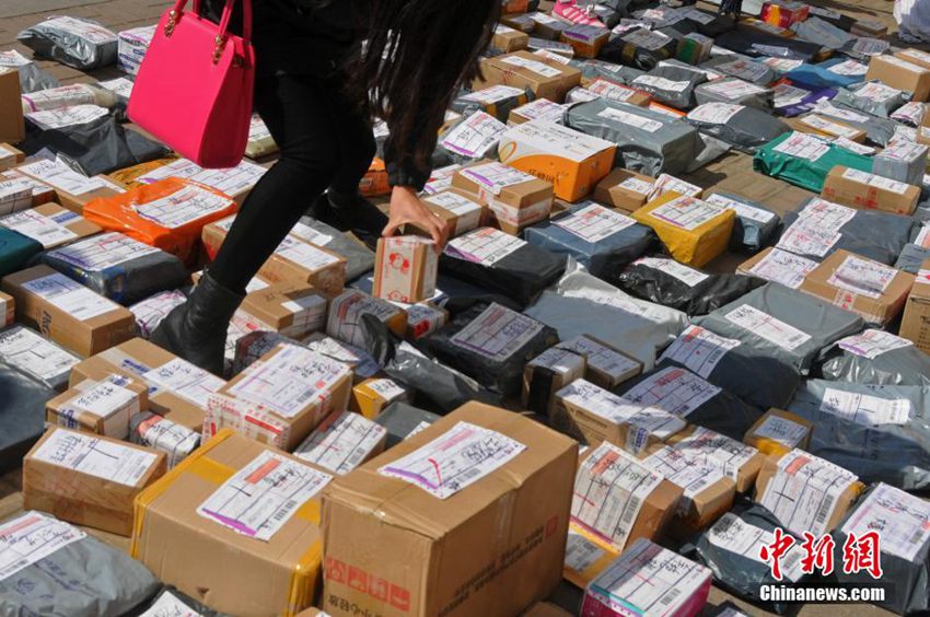 山西一高校迎來新學期快遞高峰 大學生地攤挑貨
