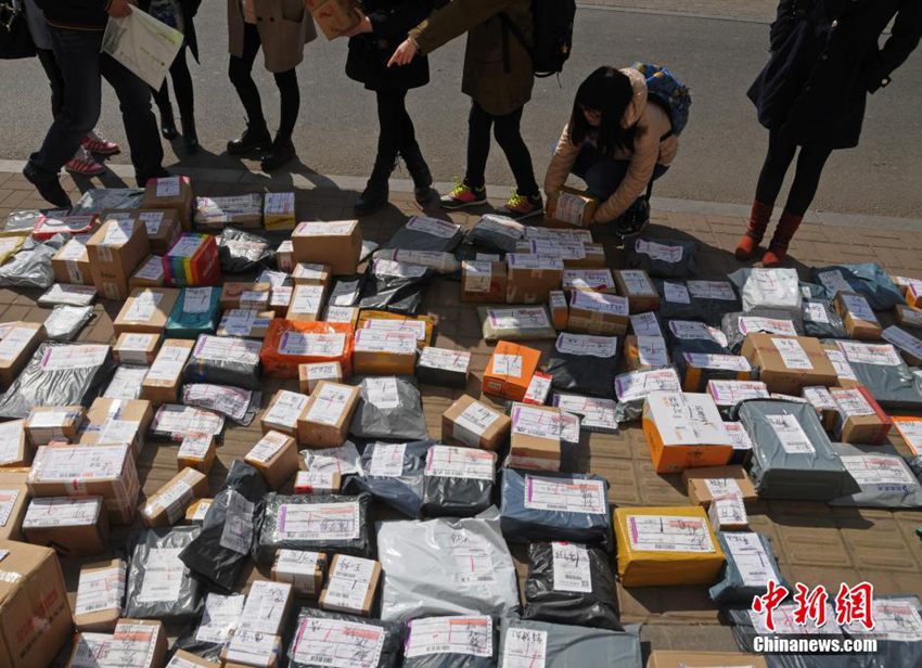 山西一高校迎來新學期快遞高峰 大學生地攤挑貨