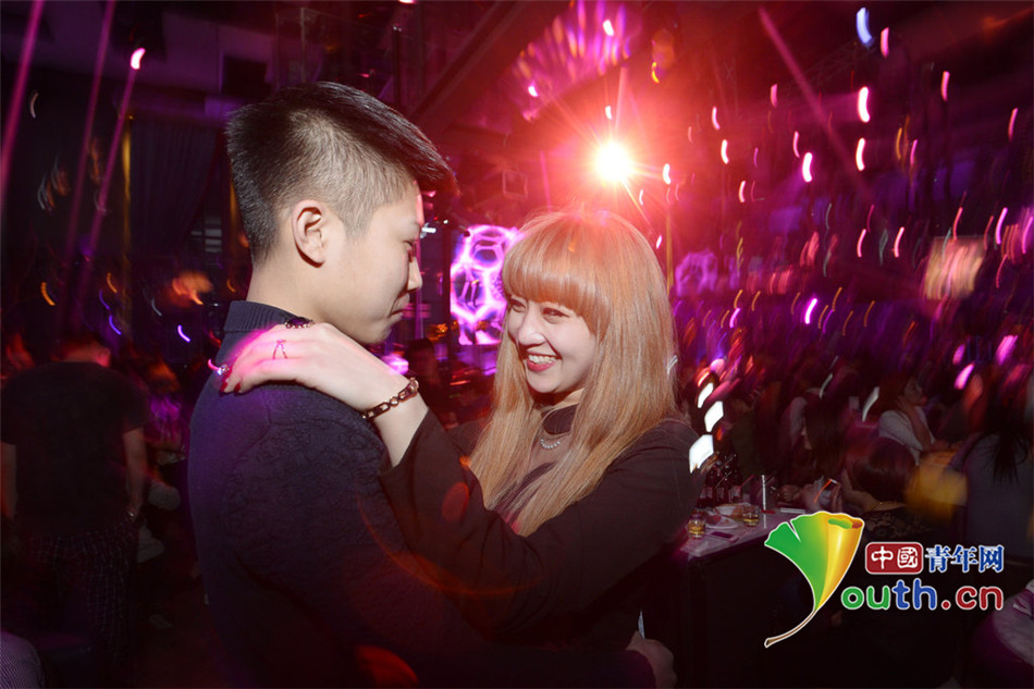 山西“富二代”開(kāi)跑車(chē)去夜店過(guò)白色情人節(jié)