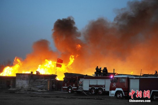 山西太原一木材廠突燃大火 幸無人員傷亡