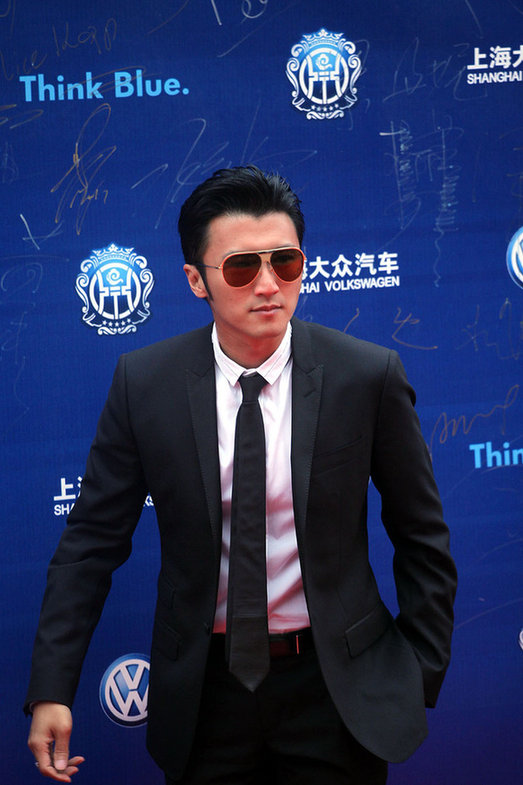 眾星出席華鼎獎(jiǎng)紅毯 趙本山首次攜15歲女兒走紅毯