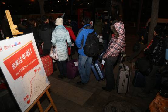 獵豹小米百度橙色大巴第三班發出 免費送320名老鄉回家