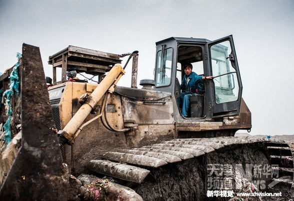 在“垃圾山”上揮灑青春的年輕人
