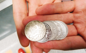 自動售票機吐出游戲幣 遇此情況到客服中心求助