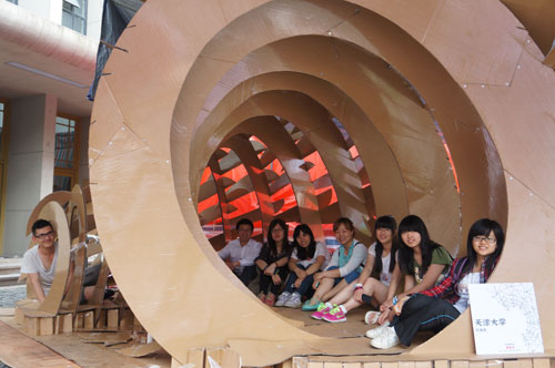 天大學子拼插紙質“時光隧道”