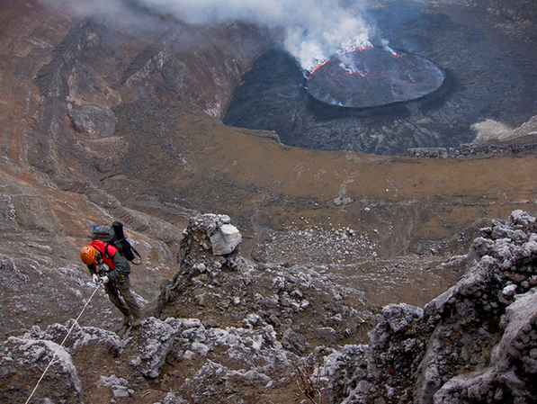 探訪世界最大熔巖湖 “魔鬼的高爐”神秘壯觀