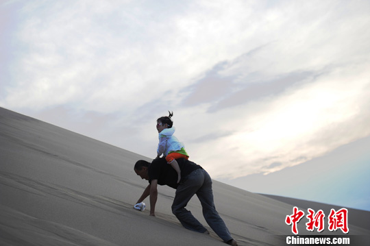 敦煌鳴沙山夏日風情迷人
