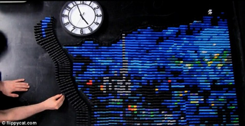 藝術(shù)家用7000塊多米諾骨牌重現(xiàn)梵高名作