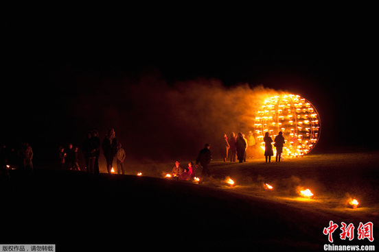 英格蘭巨石陣夜空下“燃燒” 神秘絢爛引人入勝