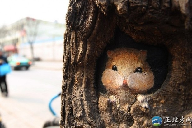 女孩繪樹洞畫轟動全國 讓殘垣斷壁美起來[組圖]