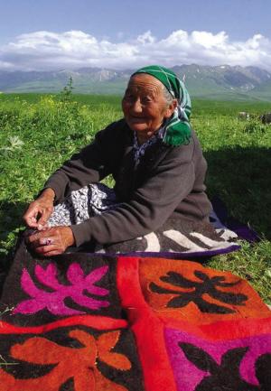 天生的藝術家 哈薩克花氈點綴彩色大地