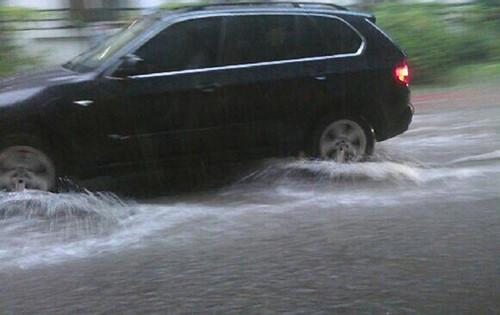 圖解汽車被淹錯誤逃生法及最佳破窗方式！