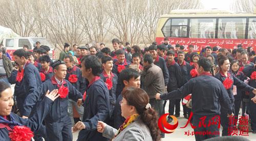 新疆兵團(tuán)一師百名維吾爾族青年勞動(dòng)力轉(zhuǎn)移就業(yè)（圖）