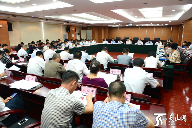 新疆旅游工作落實推進會召開 力爭2015年實現旅游總消費過千億