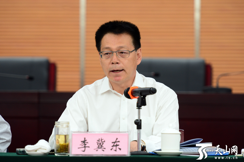 新疆旅游工作落實推進會召開 力爭2015年實現旅游總消費過千億