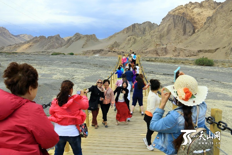 新疆托克遜縣克爾堿怪石林景區迎來旅游旺季